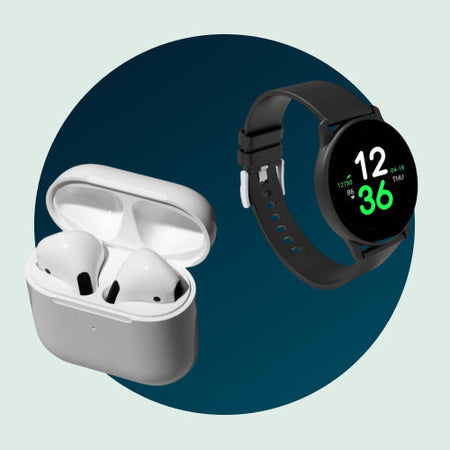 Uma imagem de um fone air pods e um relógio smart